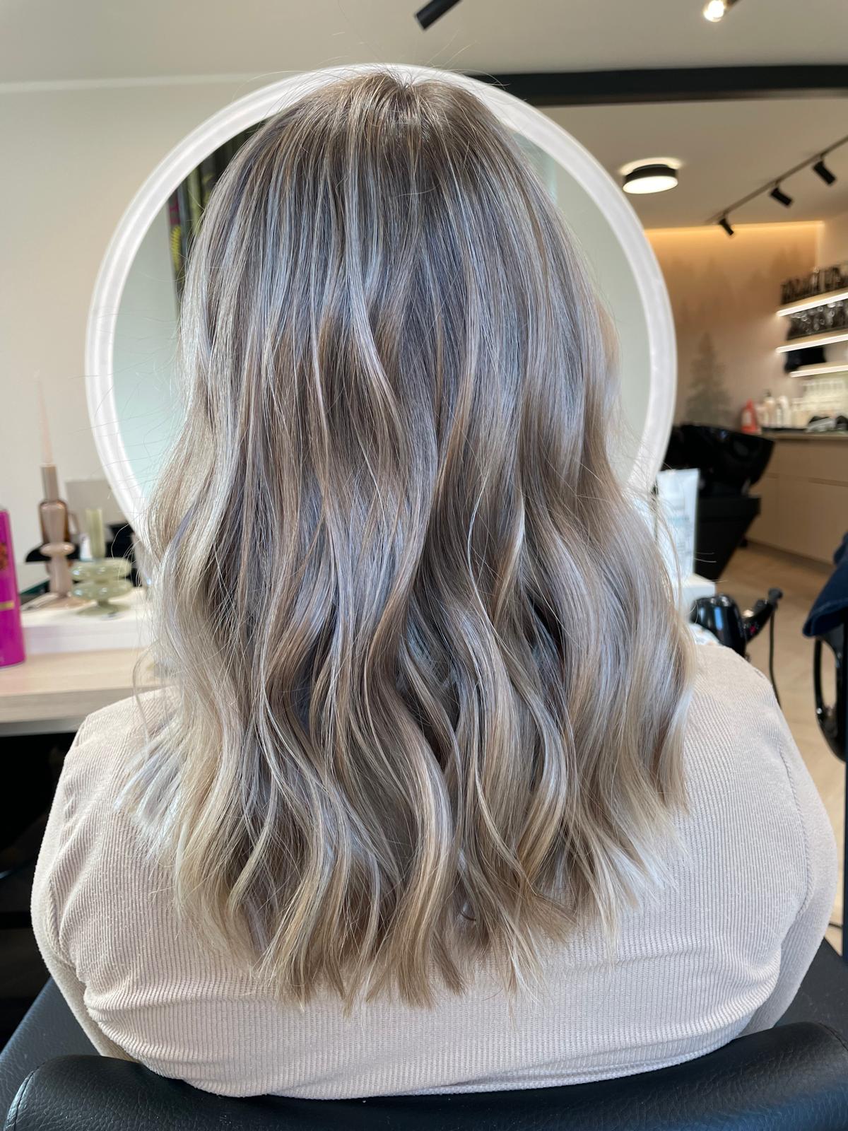 Balayage in Blond mit lockeren Wellen
