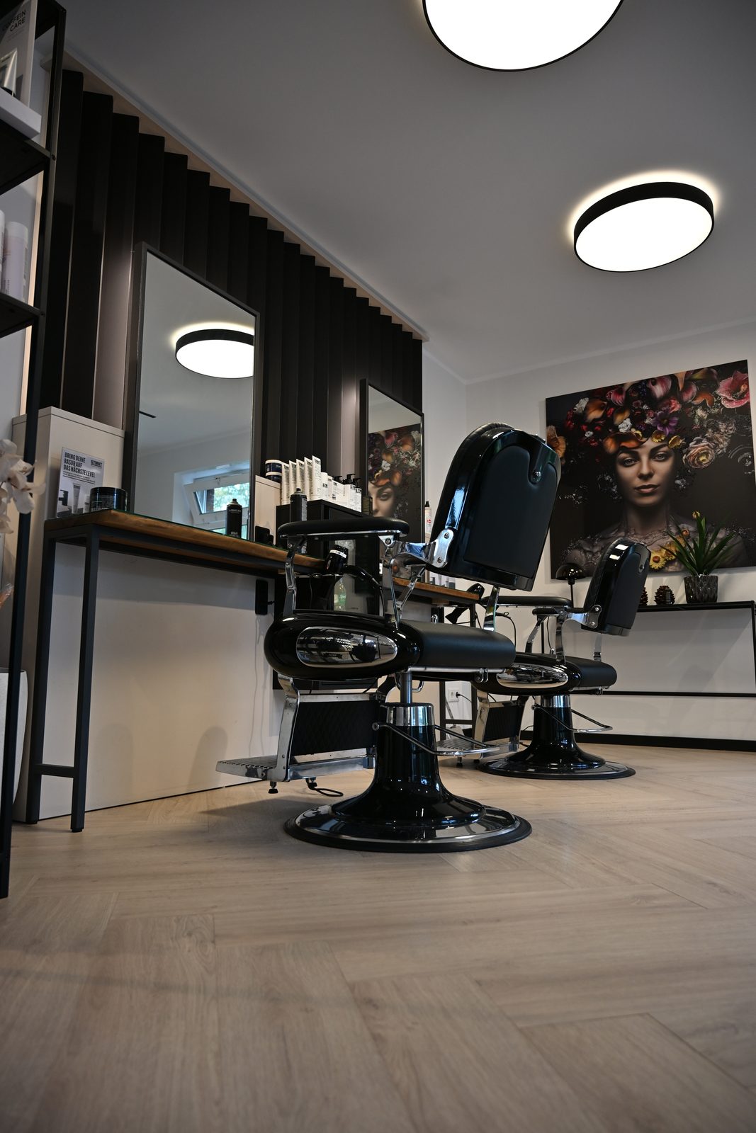 Barber-Bereich mit klassischen Stühlen