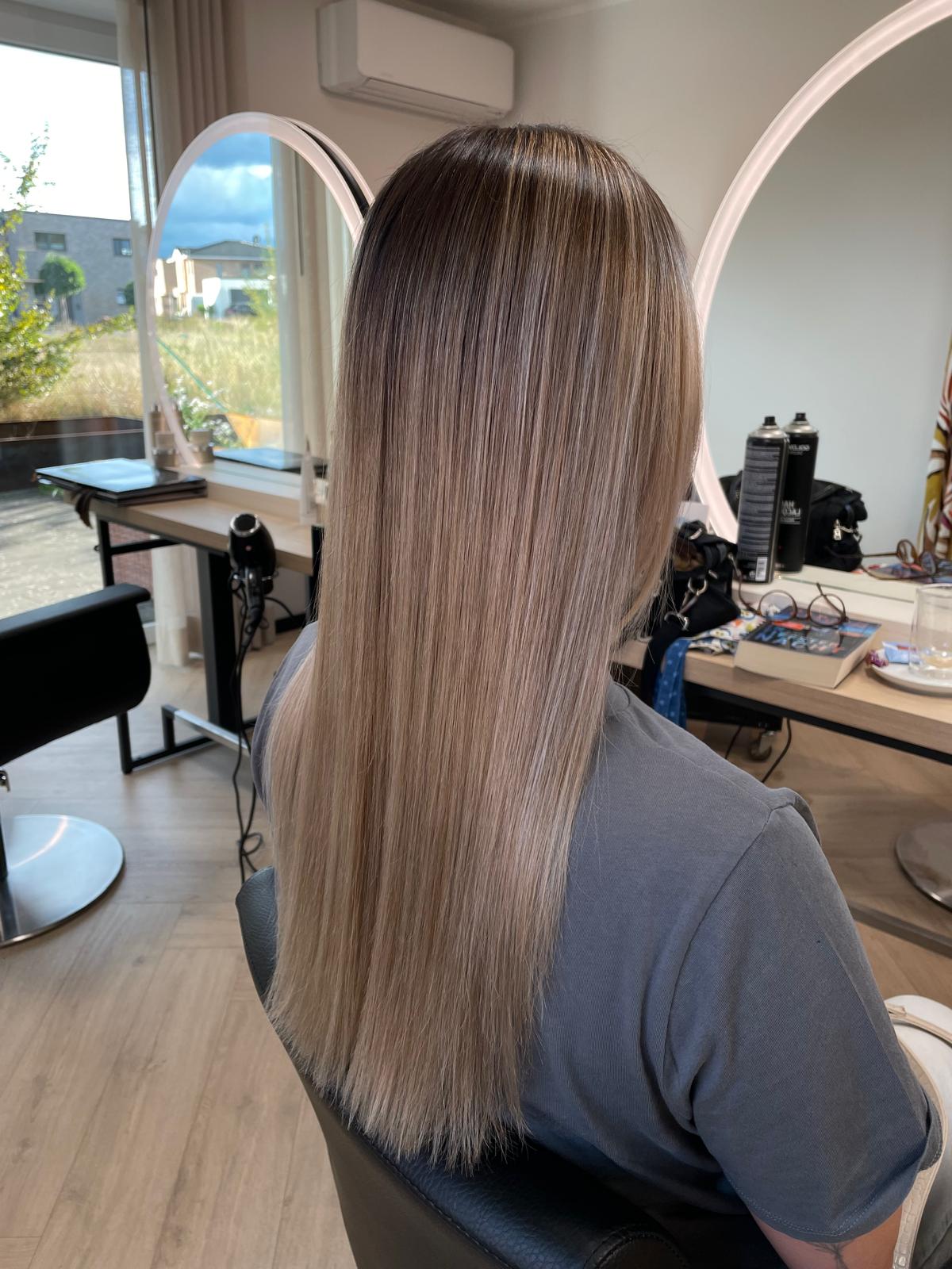 Balayage in Blond, glatt gestylt