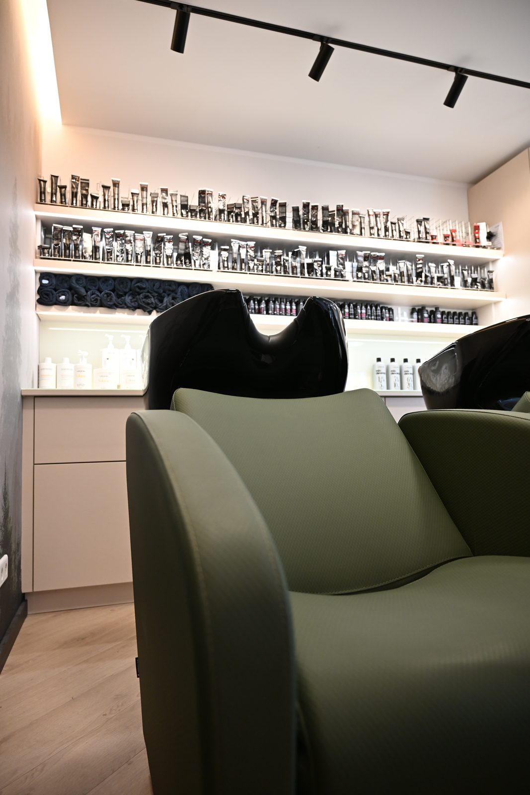 Produktregal und Waschbereich